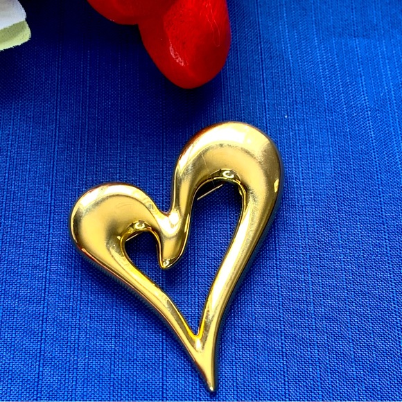 Vintage Premier Goldtone Heart Shaped Brooch Large Stylized Valentine Gift - Picture 5 of 5